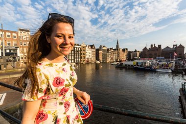 Turist kız Sunset'teki Damrak Square Amsterdam, Hollanda