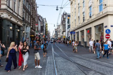 İnsanlar alışveriş ve turist Leidsestraat Street, Amsterdam, Hollanda