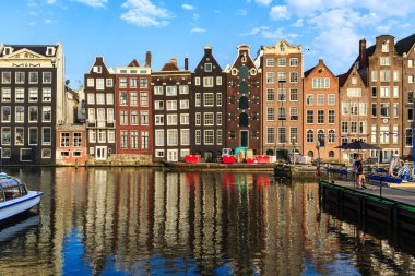 Amsterdam, Hollanda'nın eski şehir bölümü Damrak Street binaların dış görünümü