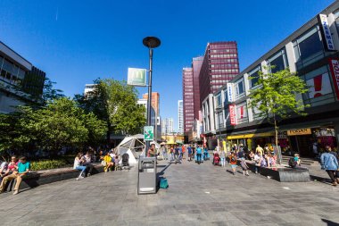 İnsanlar alışveriş sokak Binnenwegplein bir Lijnbaan, Rotterdam, Hollanda alışveriş görünümünü