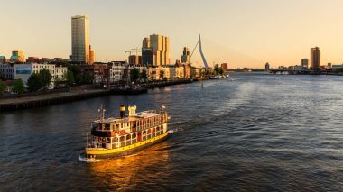 Dış görünümü gün batımında Erasmus Köprüsü ve Maas nehri, Rotterdam, Hollanda