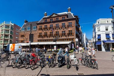 Görünüm Hoogstraat sokağın içinde şehir merkezi Lahey, Hollanda