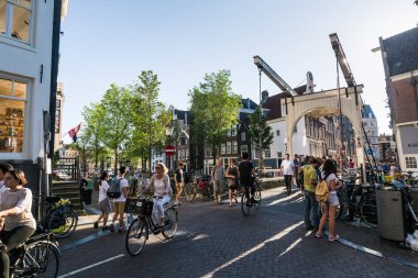 Amsterdam, Hollanda'nın eski şehir bölümü aşk kilit Bridge Köprüsü'nden görüntülemek