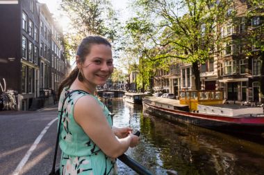 Amsterdam, Hollanda'nın eski şehir bölümü Raamgracht sokak görünümü