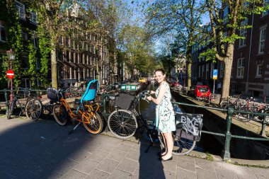 Amsterdam'ın eski şehir bölümü Raamgracht sokak görünümü