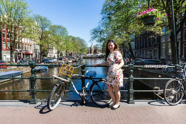 Amsterdam, Hollanda'nın eski şehir bölümü Kloveniersburgwal sokak görünümü