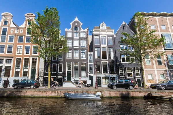 Blick auf typische holländische Gebäude am Herengracht-Kanal, Amsterdam, Niederlande — Stockfoto