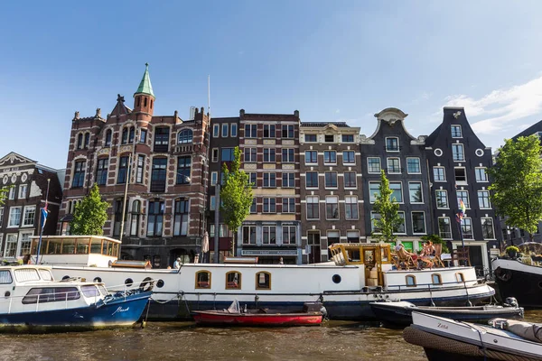 Amstel Street Ulusal Opera ve Muntplein, Amsterdam, Hollanda yakınındaki binaların görünümü