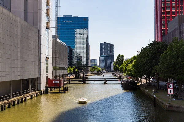 Vue extérieure de la rue Wijnhaven et des immeubles de bureaux le long de Rotterdam, Pays-Bas — Photo