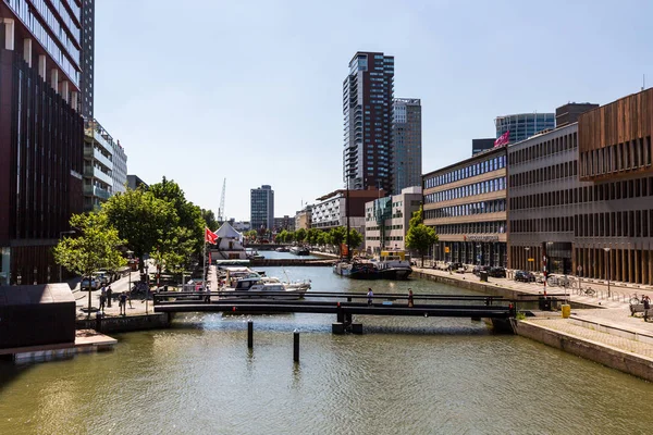 Vue extérieure de la rue Wijnhaven et des immeubles de bureaux le long de celle-ci, Rotterdam, Pays-Bas — Photo