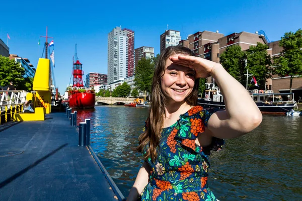 Vista esterna del porto di Leuvehaven nel centro della città di Rotterdam, Paesi Bassi — Foto Stock