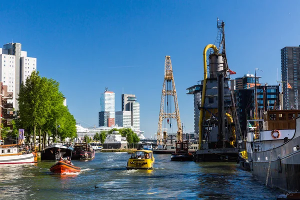 Vue extérieure du port maritime de Leuvehaven dans le centre-ville de Rotterdam, Pays-Bas — Photo