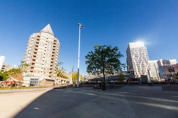 Vue extérieure de la place Blaak et des immeubles de bureaux le long de Rotterdam, Pays-Bas — Photo