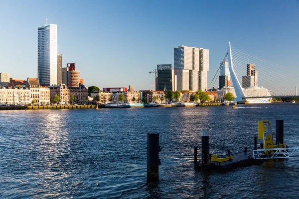 Vue extérieure de la promenade de la rue Boompjeskade avec la rivière Maas, Rotterdam — Photo