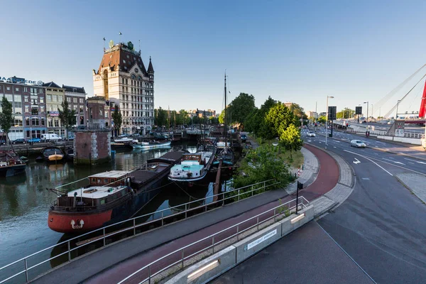 Vue extérieure de la rue Wijnhaven et de la maison Witte Huis, Rotterdam, Pays-Bas — Photo