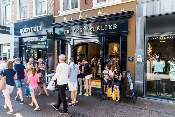 Vy av Frites Atelier på Venestraat Street i stadens centrum av Haag, Nederländerna — Stockfoto