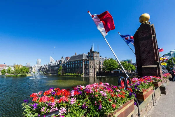 Görünüm Hofvijver göl içinde şehir merkezi Den Haag, Hollanda — Stok fotoğraf