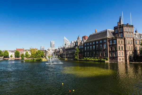 Görünüm Hofvijver göl içinde şehir merkezi Den Haag, Hollanda — Stok fotoğraf