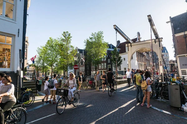 Amsterdam, Hollanda'nın eski şehir bölümü aşk kilit Bridge Köprüsü'nden görüntülemek