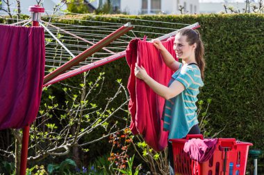 Arka bahçede çalışan bir kız görünümünü