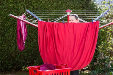 Arka bahçede çalışan bir kız görünümünü