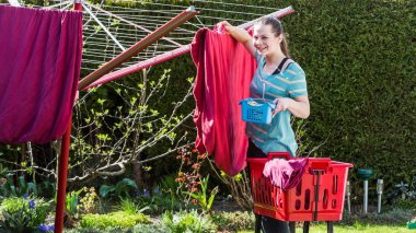 Arka bahçede çalışan bir kız görünümünü