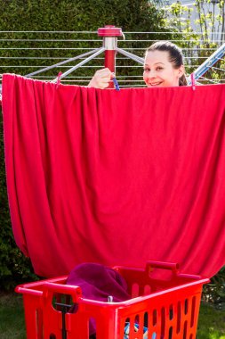 Arka bahçede çalışan bir kız görünümünü