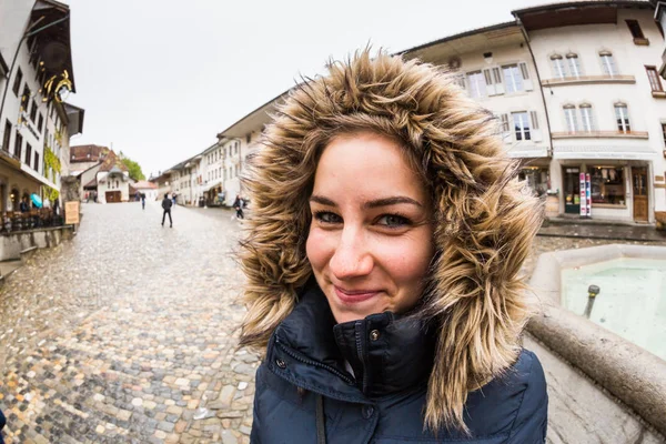 Egy lány, egy kék kabát a Gruyeres Svájcban — Stock Fotó