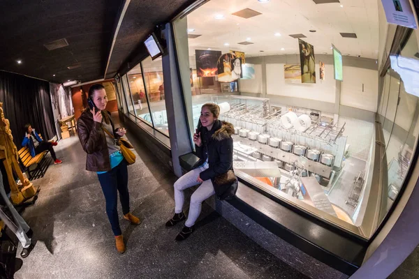 Zicht op het interieur voor s gatenkaas diary in Gruyeres — Stockfoto