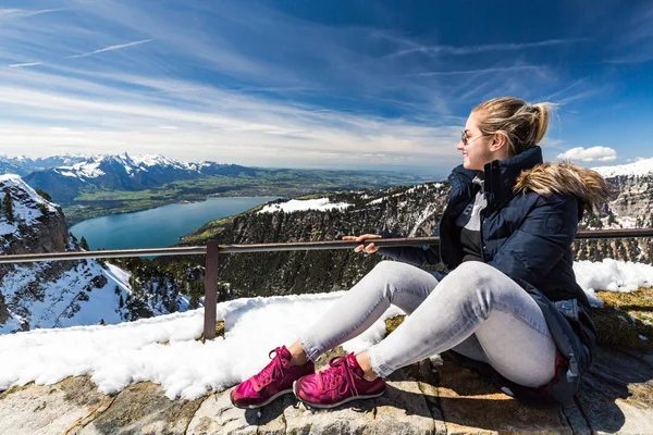 Utsikt från berget Niederhorn Beatenber i Schweiz — Stockfoto