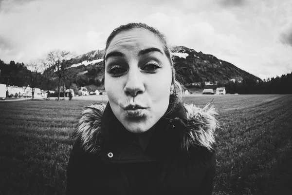 Lány egy réten, a Gruyeres falu, Svájc — Stock Fotó