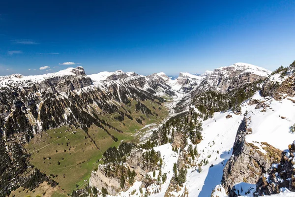 Blick vom Niederhorn beatenber in der Schweiz — Stockfoto