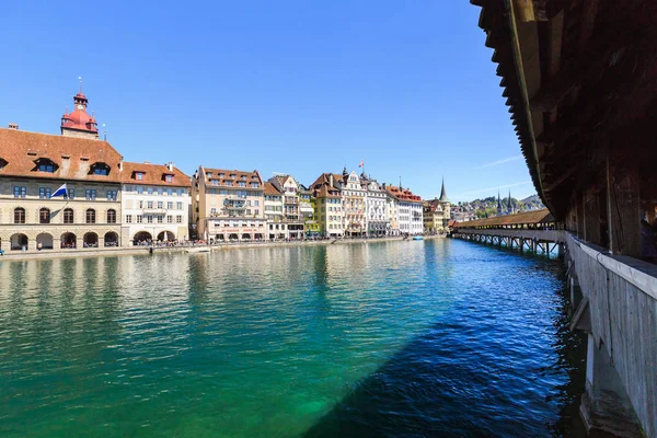 İsviçre bahar 2017 yılında tahta köprüden Lucerne görünümünden