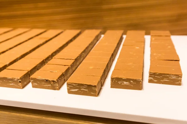 Pralines de chocolat de luxe sur une table de service préparée pour la dégustation — Photo