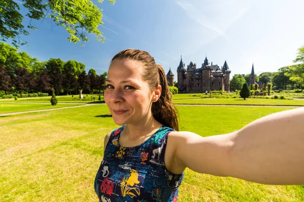 Lány vesz selfie, a park a De Haar Castle, Hollandia — Stock Fotó