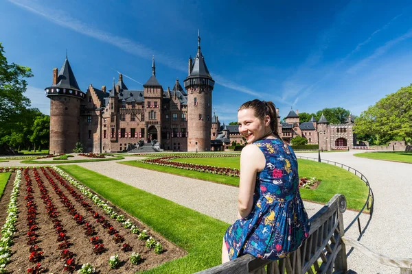 드 하르 성, 네덜란드의 정원을 즐기는 관광 여자의 보기 — 스톡 사진