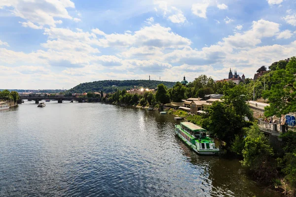 Utsikt över distriktet Malostranska sommardag i Prag, Tjeckien — Stockfoto