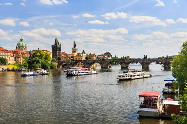 Utsikt över Karlsbron och floden Moldau, Prag, Tjeckien — Stockfoto