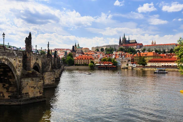 Utsikt över Karlsbron och slottet i Prag på en solig dag, Tjeckien — Stockfoto