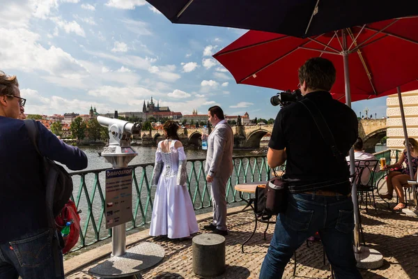 Vue d'une séance photo de mariage devant le pont Charles et le château de Prague, Tchéquie — Photo