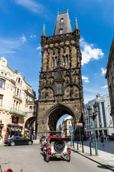 Vue extérieure de la tour à poudre ou de la porte à poudre, Prague, République tchèque — Photo