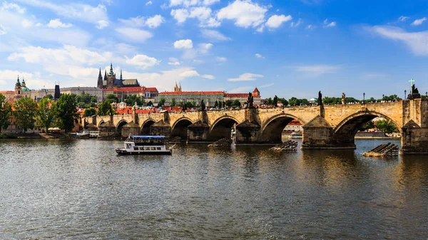 晴れた日、チェコのカレル橋とプラハ城のビュー ストック写真