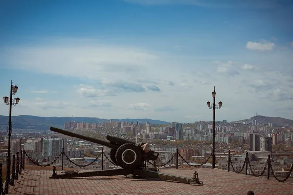 Arma na montanha guarda, a cidade de Krasnoyarskq — Fotografia de Stock