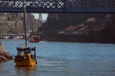 Nehir köprüsü ve limanlı tekne.