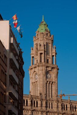 Porto 'nun merkezindeki eski saat kulesi.