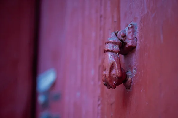 Red Door Knocker Form Hand — Stock Photo, Image