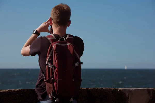 Adam Telefonuyla Atlantik Okyanusu Çekiyor — Stok fotoğraf