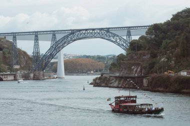 Ponti di Dona Mara Köprüsü ve teknesi