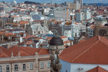 Clerigos 'un tepesinden Porto sokakları