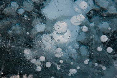 Baykal Gölü 'nün buzunda gaz kabarcıkları